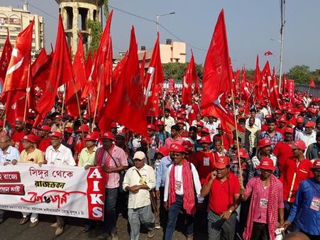 ദില്ലിയില്‍ വമ്പിച്ച കര്‍ഷക മാര്‍ച്ച്; റാലിയില്‍ അണിനിരക്കാന്‍ രാഹുലിനും പിണറായിക്കും ക്ഷണം
