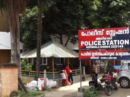 പോലീസ് സേനയെ അപമാനിക്കും വിധം വാട്‌സപ്പില്‍ സന്ദേശം പ്രചരിപ്പിച്ച സീനിയര്‍ സിവല്‍ പോലീസ് ഉദ്യോഗസ്ഥനെ സ്ഥലംമാറ്റി.!!!