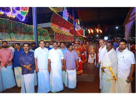 ഗുരുവായൂര്‍ അഷ്ടമി വിളക്കിന് ആയിരങ്ങള്‍: ഏകാദശി വരെയുള്ള ദിവസങ്ങളില്‍ കൃഷ്ണന്‍ സ്വര്‍ണക്കോലത്തില്‍!