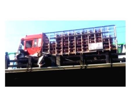 മാമം പാലത്തിൽ ഗ്യാസ് ലോറി ഇടിച്ചു കയറി: ലോറി കൈവരി ഇടിച്ച് തകര്‍ത്തു, വൻ ദുരന്തം ഒഴിവായി