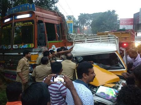 കൊച്ചി-ധനുഷ് കോടിദേശീയപാതയില്‍ വാഹനപകടം: വാഹനത്തില്‍ കുടുങ്ങിയ ഡ്രൈവറെ ഫയര്‍ഫോഴ്‌സ് രക്ഷപ്പെടുത്തി!!!