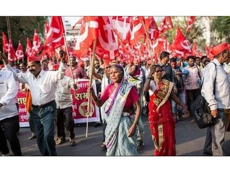 ഉറങ്ങാനല്ല വന്നത്.. പോരാടാന്‍.. സര്‍ക്കാരിനെ വിറപ്പിക്കാന്‍ ചെങ്കൊടിയേന്തിയ കര്‍ഷകര്‍