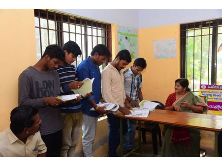 ഇനി വരുന്നൊരു തലമുറയ്ക്ക് ഇവിടെ വാസം സാധ്യമോ... ഒഡീഷക്കാരന്‍ സിനാ ഹസ്ത പച്ച മലയളത്തിൽ പാടി, മലയാള അക്ഷരങ്ങൾ പഠിക്കാൻ ഇതര സംസ്ഥാനക്കാർ, അഭിനന്ദിക്കാൻ മന്ത്രി എത്തി!!