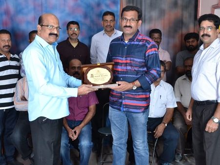 24 വർഷത്തെ പ്രവാസജീവിതത്തോട് വിട പറയുന്ന ദിനേശിന് നവയുഗം യാത്രയയപ്പ് നൽകി