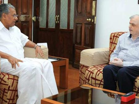 മുഖ്യമന്ത്രി ഗവര്‍ണറെ കണ്ടു; ശബരിമലയിലെ സാഹചര്യം ധരിപ്പിച്ചു, പ്രശ്‌നങ്ങള്‍ക്കെല്ലാം പരിഹാരം ഉടന്‍