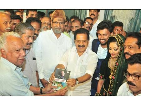 മംഗല്യ പന്തലില്‍ പുതുമമായി പുസ്തക പ്രകാശനം;പ്രതിപക്ഷ നേതാവ് രമേശ് ചെന്നിത്തല എഴുത്തുകാരന്‍ എംസി വടകരക്ക് നല്‍കി പുസ്തകം പ്രകാശനം