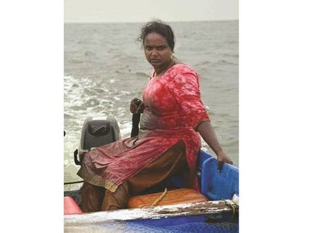 കൈമുതല്‍ കടലോളം ധൈര്യം: രേഖയ്ക്ക് ആഴക്കടലില്‍ മീന്‍ പിടിക്കാന്‍ ലൈസന്‍സ്, ആദ്യ വനിത!