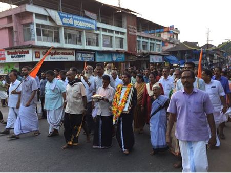 ശബരിമല ദര്‍ശനത്തിനായ് പുറപ്പെട്ട ഹിന്ദു ഐക്യവേദിപ്രതിഷേധ നാമജപയാത്ര നടത്തി