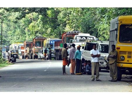കൊല്ലം ജില്ലയിൽ വാഹനാപകടങ്ങൾ കൂടുന്നു; വാഹന പരിശേധന കർശനമാക്കും, ഒരു ദിവസം നിരവധി നിയമ ലംഘനങ്ങൾ...