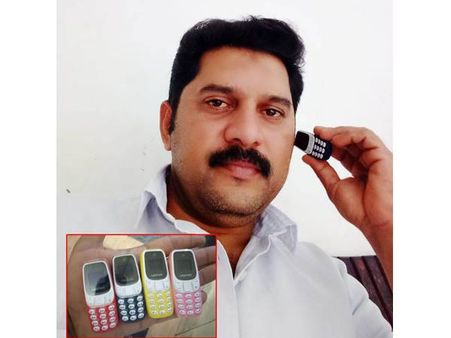 ലോകത്തിലെ ഏറ്റവും കുഞ്ഞന്‍ ഫോണുമായി മലപ്പുറത്തുകാരന്‍: നാല് ഫോണും അജ്മാനില്‍ നിന്ന്!