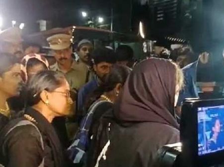 മനിതി സംഘം മലകയാറാതെ തിരിച്ചു മടങ്ങുന്നു; സ്വന്തം ഇഷ്ടപ്രകാരമാണ് ഇവര്‍ മടങ്ങുന്നതെന്ന് പോലീസ്‌