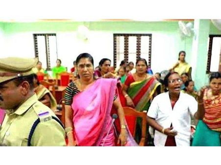 തൊഴിലുറപ്പിനായി വിളിച്ചു വരുത്തി; ചര്‍ച്ച ചെയ്തത് വനിതാ മതില്‍, യോഗം ബഹിഷ്കരിച്ച് സ്ത്രീകള്‍