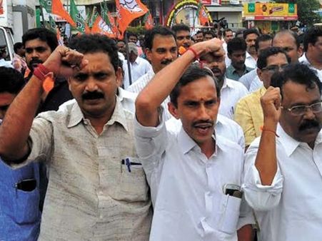 സമരത്തിന് ഇറങ്ങിയ അണികള്‍ പെരുവഴിയില്‍, സുരേന്ദ്രന്‍ ജയിലില്‍; പിള്ളക്കെതിരെ ബിജെപിയില്‍ വിമര്‍ശനം