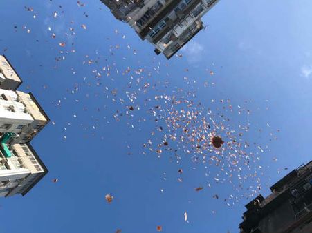 നഗരത്തില്‍ നോട്ടുകള്‍ പറത്തി കോടീശ്വരന്‍; വലിച്ചെറിഞ്ഞത് ലക്ഷങ്ങള്‍, ബിറ്റ് കോയിന്‍ വഴി നേടിയത്