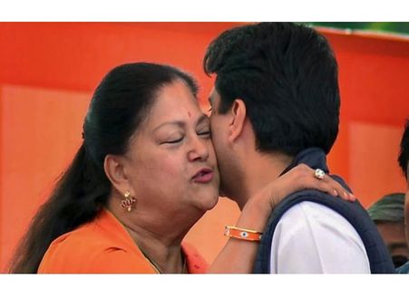 നീ എന്റെ സഹോദരന്റെ മകനല്ലേ; ജ്യോതിരാദിത്യ സിന്ധ്യയെ ചേർത്തുപിടിച്ച് വസുന്ധര; മഞ്ഞുരുകുന്നു