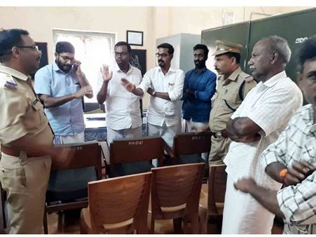 പുൽപ്പള്ളി കാപ്പിസെറ്റ് ഗവ. സ്‌കൂളില്‍ വിദ്യാര്‍ത്ഥികള്‍ക്ക് മുമ്പില്‍ അധ്യാപകന്റെ അശ്ലീലചിത്ര പ്രദര്‍ശനം; പ്രതിഷേധവുമായി രക്ഷിതാക്കള്‍, അധ്യാപകൻ ഡിവൈഎഫ്ഐ നേതാവ്?