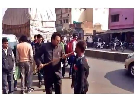 വോട്ട് അഖിലേഷിനെന്ന് ഭിന്നശേഷിക്കാരനായ യുവാവ്; വായിൽ കമ്പിട്ട് കുത്തി ബിജെപി നേതാവിന്റെ പ്രതികാരം