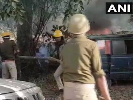 പശുവിനെ കൊന്നുവെന്നാരോപണം; യുപിയിൽ കലാപം, പോലീസുകാരനെ പ്രതിഷേധക്കാർ കൊന്നു, വെടിവെപ്പ്!!