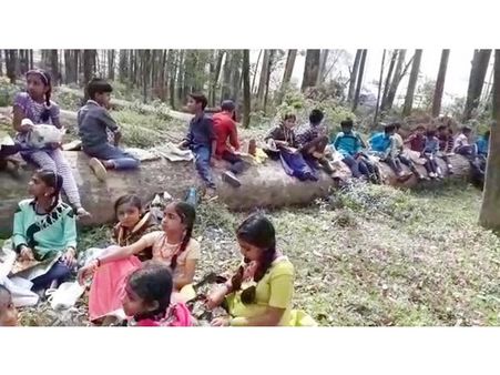 കാടിന്റെ മനസ് അറി‌ഞ്ഞ് കുട്ടികളുടെ യാത്ര... പ‍‍‍‍ർണശാലയിലെത്തിയ കുട്ടിപ്പട്ടാളം കാടിന്റെ വശ്യതയെ തൊട്ടറിഞ്ഞു!! അവധി ദിനം സുന്ദരമാക്കി പച്ചടി രീനാരായണ എല്‍ പി സ്‌കൂളിലെ കുരുന്നുകള്‍