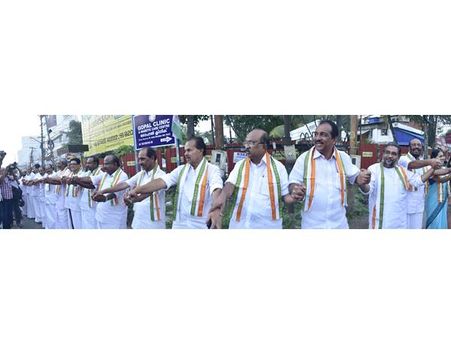 കൊച്ചിന്‍ മെട്രൊ റെയിൽ നിർമ്മാണം വൈകുന്നത് സർക്കാരിന് നാണക്കേട്: ഉമ്മൻ ചാണ്ടി