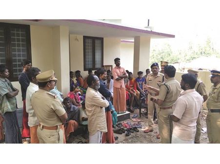 വന്യമൃഗങ്ങളില്‍നിന്ന് സംരക്ഷണം വേണമെന്ന്: ഒളക്കരയില്‍ കോളനിക്കാര്‍ ഒളകരയിലെ വനപാലകരെ ബന്ദികളാക്കി