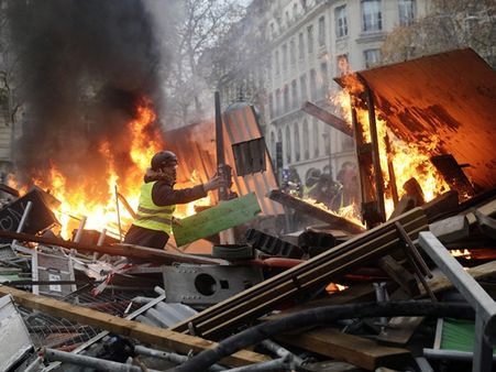 കണ്ടുപഠിക്കണം ഫ്രഞ്ചുകാരെ... ഇന്ധനവിലയില്‍ ഫ്രാന്‍സില്‍ പ്രതിഷേധാഗ്നി, പതിനായിരങ്ങള്‍ നിരത്തിലിറങ്ങി