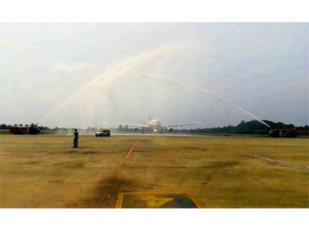 കരിപ്പൂരില്‍ വലിയ വിമാനം ഇറങ്ങി: വാട്ടര്‍ സല്യൂട്ട് നല്‍കി സ്വീകരിച്ചു, പ്രവാസികള്‍ക്ക് ആശ്വാസം!!