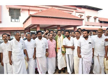 11 ദിവസം സത്യഗ്രഹ സമരം നടത്തിയ പാറക്കല്‍ അബ്ദുല്ല എം.എല്‍.എക്ക് റെയില്‍വേ സ്റ്റേഷനില്‍ സ്വീകരണം നൽകി