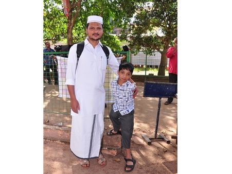 വൈകല്യങ്ങളെ തോല്‍പ്പിച്ച് കോഴിക്കോട് നിന്ന് കലോത്സവം കാണാന്‍ മുഹമ്മദ് ആസിം എത്തി; സദസ് വേദിയായി മാറി