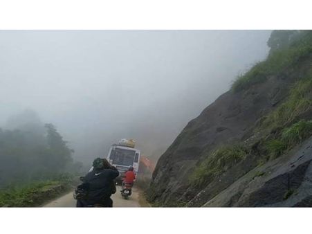 മൂന്നാര്‍ ഗ്യാപ്പ് റോഡില്‍ ഗതാഗതം തടസ്സം..!!! ഈ റോഡ് കടക്കാന്‍ ഏറെ ബുദ്ധിമുട്ടും.!!!