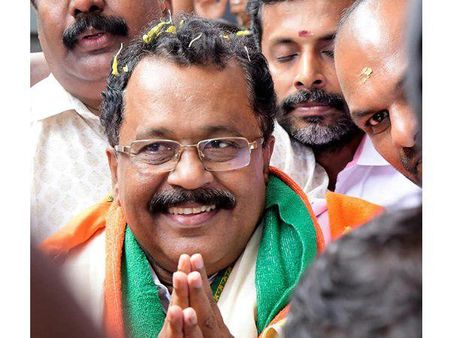 'ഭാരതത്തെ തകര്‍ക്കാന്‍ അധോലോക സംഘം, ശബരിമലയില്‍ ആചാരലംഘനത്തിനെത്തുന്നത് ആധോലോക സന്തതികള്‍'