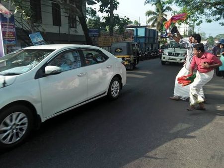 കടകംപളളിയെ കരിങ്കൊടി കാണിക്കാനെത്തി: യുവമോര്‍ച്ച പ്രവര്‍ത്തകരെ ഡിവൈഎഫ്‌ഐക്കാര്‍ തല്ലിയോടിച്ചു!