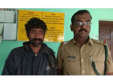 മറയൂരില്‍ ചന്ദന മോഷണം: ആദിവാസി യുവാവ് അറസ്റ്റില്‍! വനപാലകരെ ആയുധം കാണിച്ച് ഭീഷണിപ്പെടുത്തിയെന്ന്!