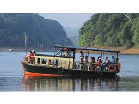 തേക്കടിയില്‍ സന്ദര്‍ശകരുടെ തിരക്കായി: വിനോദസഞ്ചാര മേഖല ഉയര്‍ത്തെഴുന്നേല്‍ക്കുന്നു!!