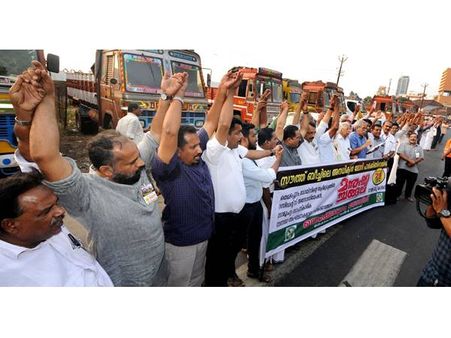 ബീച്ച് ലോറി പാര്‍ക്കിങിന് പരിഹാരമായില്ല; തടയുമെന്ന് പ്രഖ്യാപിച്ച് പ്രദേശവാസികളുടെ മനുഷ്യച്ചങ്ങല