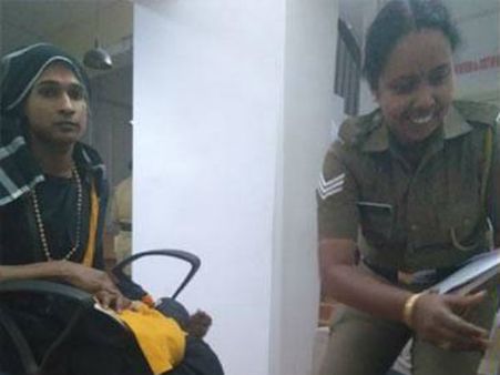 ശബരിമലയിലേക്ക് വന്ന ട്രാന്‍സ്‌ജെന്ററുകളെ പോലീസ് അപമാനിച്ചു; വസ്ത്രം മാറ്റാന്‍ ആവശ്യപ്പെട്ടു