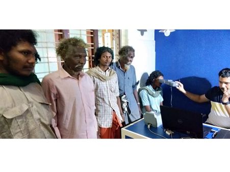 കാട്ടുവാസികള്‍ക്കും ഇനി ആധാര്‍, ആധാര്‍ കാര്‍ഡിനായി ഉള്‍വനത്തില്‍ ആദിവാസികള്‍ പുറംലോകത്തെത്തി