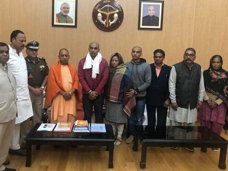 ഒടുവില്‍ യോഗി എത്തി.. സുബോധ് സിങിന്‍റെ കുടുംബത്തെ കാണാന്‍, നീതി ലഭ്യമാക്കുമെന്ന് ഉറപ്പ്