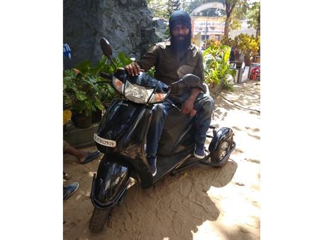 പരിമിതികള്‍ക്ക് വിട; പോളിയോ തളര്‍ത്തിയത് കാലുകളെ എങ്കിലും സുരേഷ് സ്‌കിറ്റ്പഠിപ്പിക്കുന്നത് പതിനാറാം വര്‍ഷം