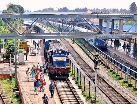സമരക്കാര്‍ ട്രെയിനുകളെയും വിട്ടില്ല: ദേശീയ പണിമുടക്കില്‍ എല്ലാം അനുഭവിച്ച് ജനം, എഗ്മോ‍ര്‍ തടഞ്ഞു!!