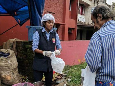 ഒന്നിനു പിറകെ ഒന്നായി ദുരിതങ്ങൾ; ഹനാന് വീണ്ടും അപകടം, തലയ്ക്ക് പരുക്ക്