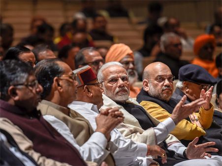 മുന്നോക്ക സമുദായത്തിലെ പിന്നോക്കകാര്‍ക്കുള്ള സാമ്പത്തിക സംവരണം.. കേന്ദ്രസര്‍ക്കാറിന് നിയമകുരുക്ക് !!