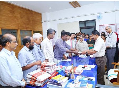 അന്തരിച്ച ബാലസാഹിത്യകാരന്‍ കൊച്ചുണ്ണി മാസ്റ്ററുടെ ശരീരം ഇനി മെഡിക്കല്‍ വിദ്യാര്‍ത്ഥികളുടെ പാഠപുസ്തകം, മാസ്റ്ററുടെ ആഗ്രഹം നിറവേറ്റി ഭാര്യയും മക്കളും.