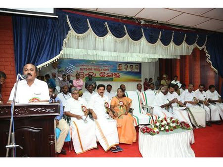 അര്‍ഹരായവര്‍ക്കെല്ലാം ഈ സര്‍ക്കാര്‍ ഉപാധി രഹിത പട്ടയം നല്‍കും; വനാതിര്‍ത്തി പങ്കുവെയ്ക്കുന്ന കേരളത്തിലെ 28500 ഹെക്ടര്‍ സ്ഥലം ജനങ്ങള്‍ക്ക് നല്‍കാന്‍ തീരുമാനിച്ചിട്ടുണ്ടെന്ന് മന്ത്രി ഇ ചന്ദ്രശേഖരന്‍!!!