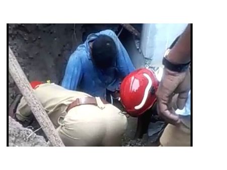 നിർമാണത്തിനിടെ മതിൽ തകർന്ന് വീണ് അപകടം; മണ്ണിനടിയിൽ കുടുങ്ങിയ തൊഴിലാളിയെ ഫയർഫോഴ്സ് രക്ഷപെടുത്തി