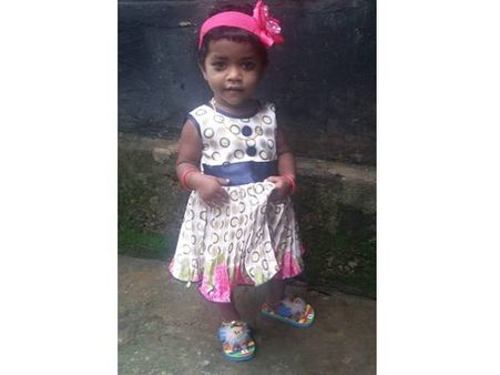 കളിച്ചുകൊണ്ടിരിക്കെ കല്ല് തലയില്‍ വീണ് രണ്ടര വയസ്സുകാരി മരിച്ചു