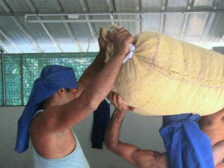 നോക്കുകൂലി പിറവിയെടുത്ത ആലപ്പുഴയില്‍ മറ്റൊരു പേര്;നോക്കുകൂലി വേണ്ട പകരം ചായ പൈസ മതി