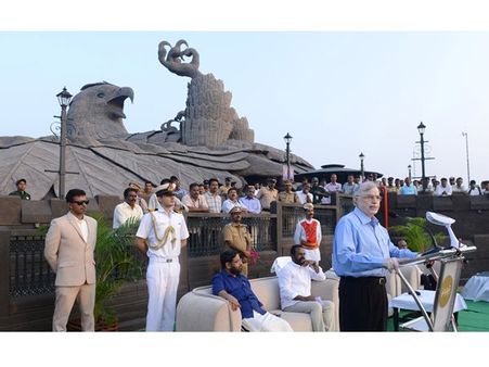 പ്രകൃതിയെ സംരക്ഷിച്ചുകൊണ്ടുള്ള വിനോദസഞ്ചാര കേന്ദ്രം; കൊല്ലം ജടായു എർത്ത് സെന്റർ പരസ്ഥിതി സൗഹൃദ ടൂറിസത്തിന് മാതൃകയെന്ന് ഗവർണർ പി സദാശിവം!