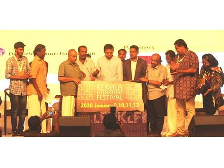 ശബരിമലയില്‍ ആചാരങ്ങള്‍ നിലനില്‍ക്കട്ടെ; ഇത്തരം വിഷയങ്ങളിൽ കോടതി ഇടപെടാതിരിക്കുന്നതാണ് നല്ലതെന്ന് ചേതന്‍ ഭഗത്