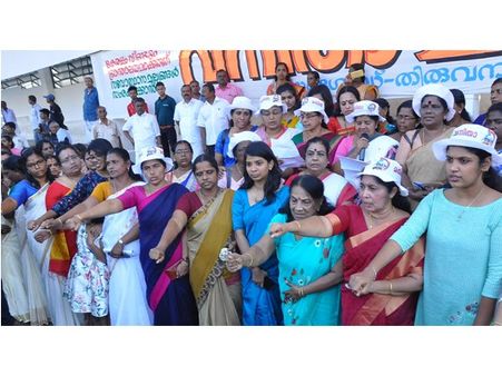 സ്നേഹ മതിൽ ലോകത്തിനാകെ മാതൃക; കുപ്രചരണങ്ങളെല്ലാം അപ്രസക്തമാക്കാനും സ്ത്രീകളുടെ കൂട്ടായ്മയക്ക് കഴിയുമെന്ന് തെളിയിക്കനായെന്ന് മേഴ്സിക്കുട്ടിയമ്മ